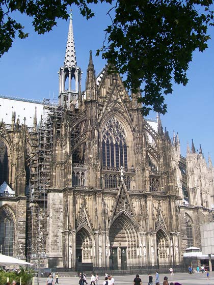 Wie viele Leute passen in den Kölner Dom?