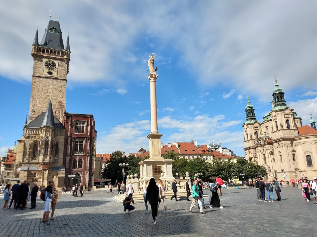 Altstädter Ring mit Rathaus, Mariensäule und St. Nikolauskirche